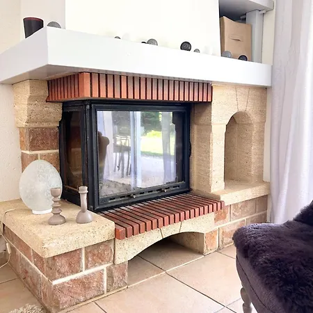 Sheila - Au Bord De L'eau Avec Piscine Vila